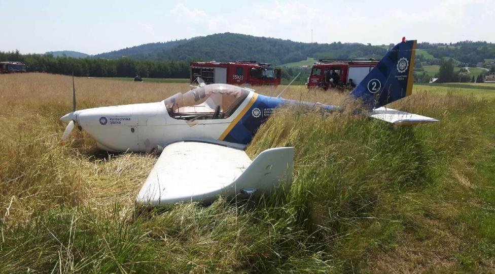 Miejsce awaryjnego lądowania samolotu Aero AT-3 w Witanowicach (fot. Ochotnicza Straż Pożarna Witanowice, Facebook)