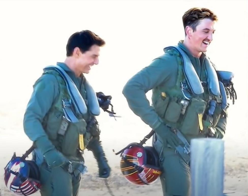 Miles Teller i Tom Cruise na planie filmu "Top Gun: Maverick" (fot. kadr z filmu na youtube.com)