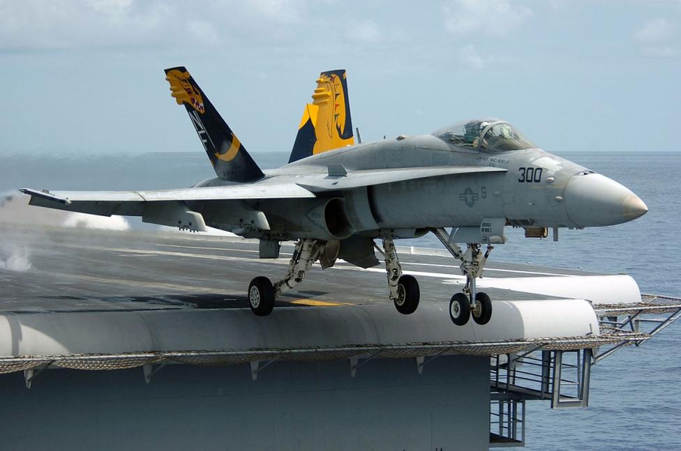 Start samolotu F/A-18 z katapulty lotniskowca (fot. U.S. Navy, Jonathan Chandler/Domena publiczna/Wikimedia Commons)