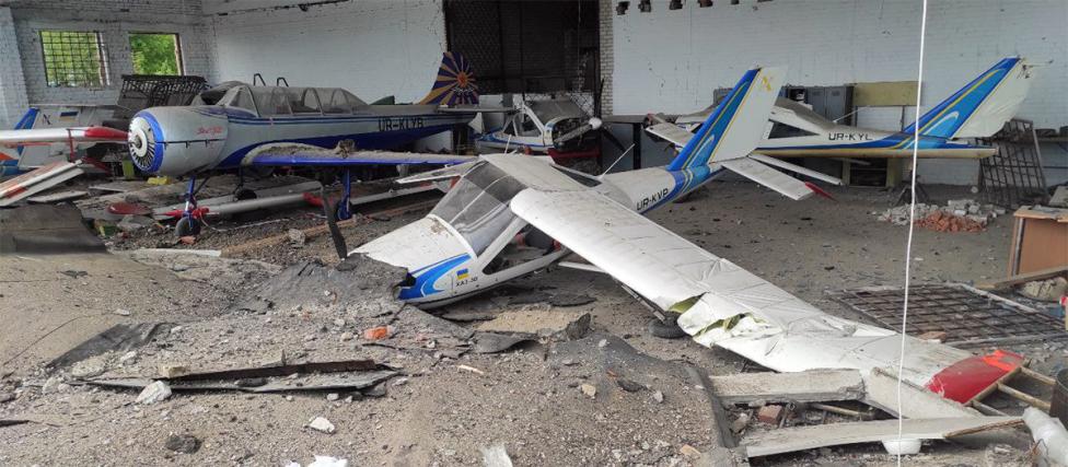 Zniszczone samoloty w zburzonym hangarze na lotnisku Korotycz (fot. Aeroklub Charkowski)