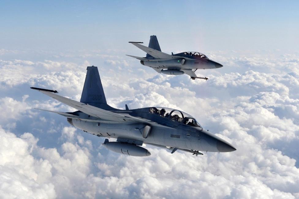 Dwa samoloty FA-50 w locie nad chmurami (fot. Korea Aerospace Industries)