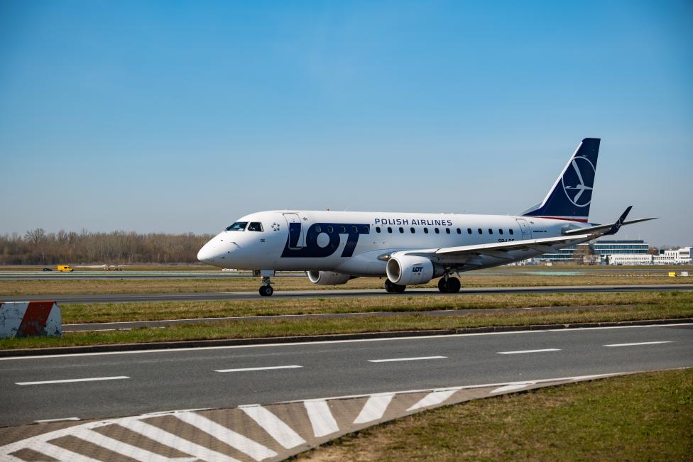 Embraer 170 należący do PLL LOT na lotnisku (fot. Kamil Andrukowicz)
