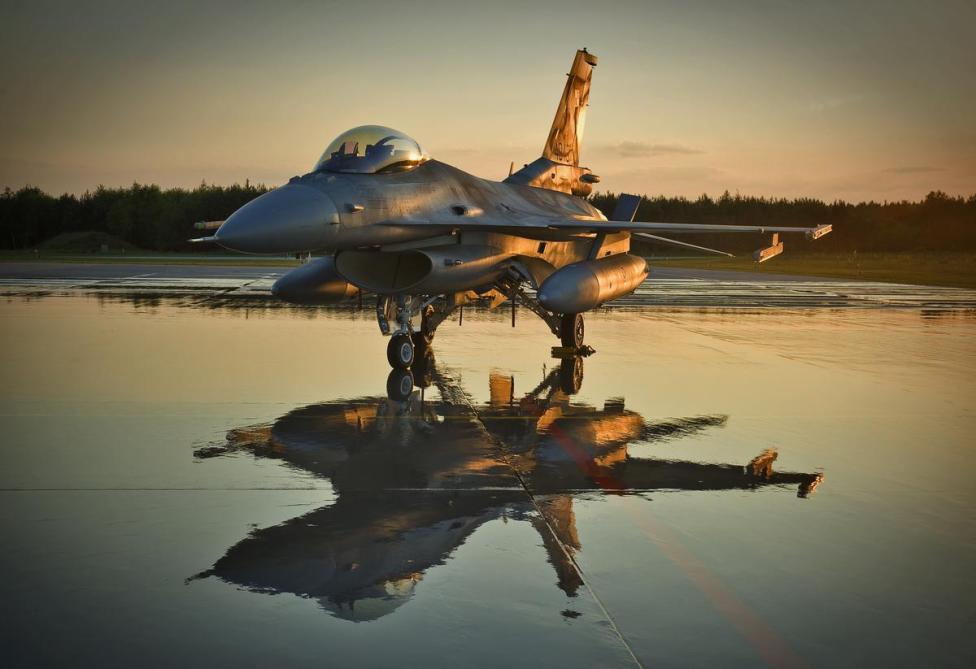F-16 na płycie lotniska w Krzesinach (fot. 31.BLT)