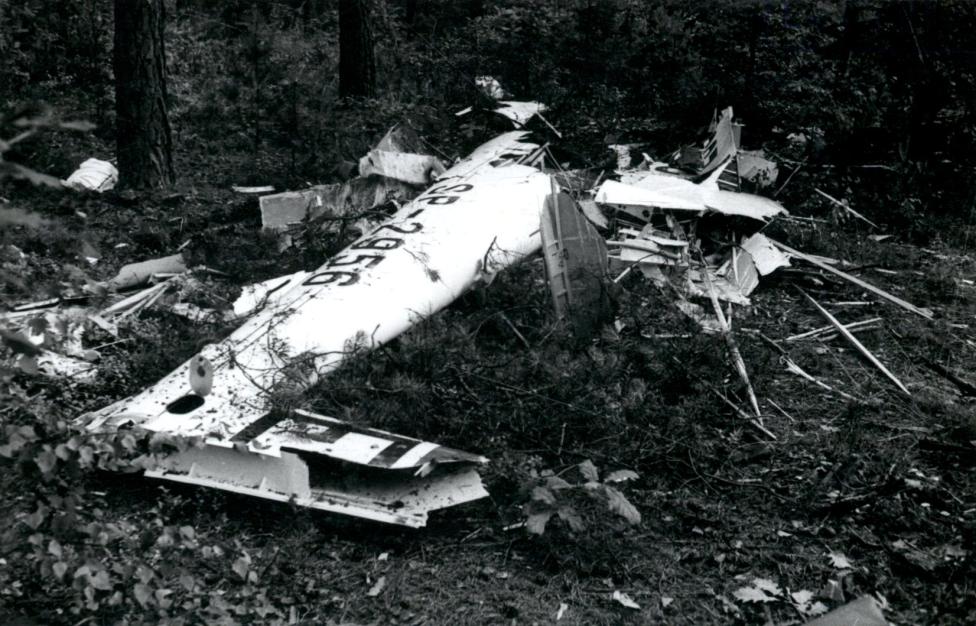 Fragmenty Pirata SP-2956 po katastrofie nad lotniskiem w Lubinie (fot. Oddziałowe Archiwum IPN we Wrocławiu)