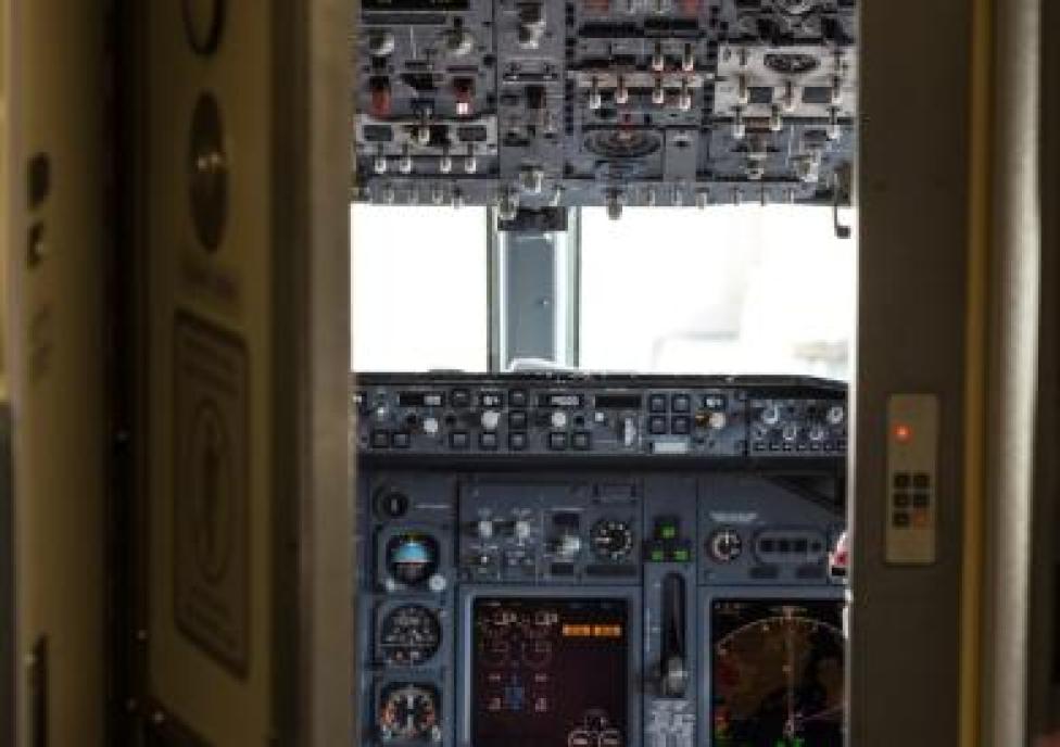 Kabina pilotów samolotu pasażerskiego - widok przez otwarte drzwi (fot. FAA)