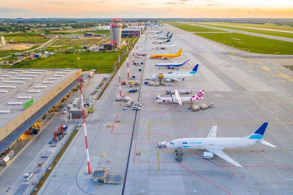 Port Lotniczy Katowice - widok z góry na samolot i terminal cargo (fot. Piotr Adamczyk)