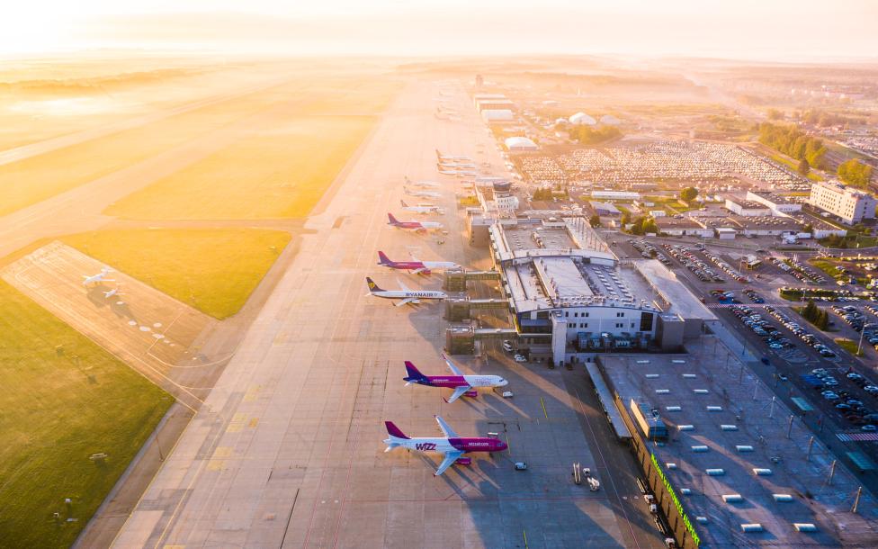 Port Lotniczy Katowice skąpany w słońcu - widok z góry na lotnisko, płytę i terminal (fot. Piotr Adamczyk)