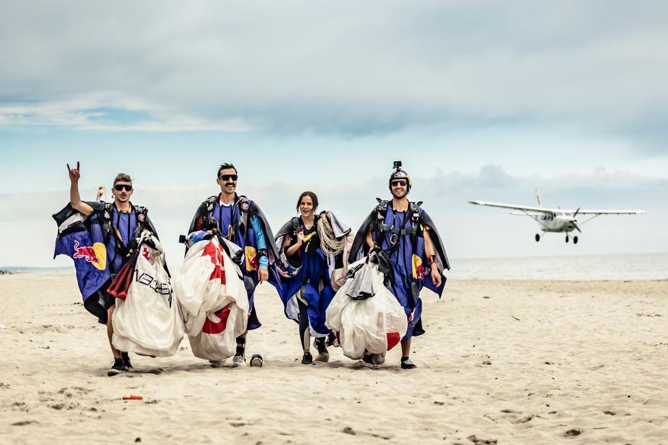 Red Bull Skydive Team i Maja Kuczyńska (fot. Marcin Kin, Red Bull Content Pool)