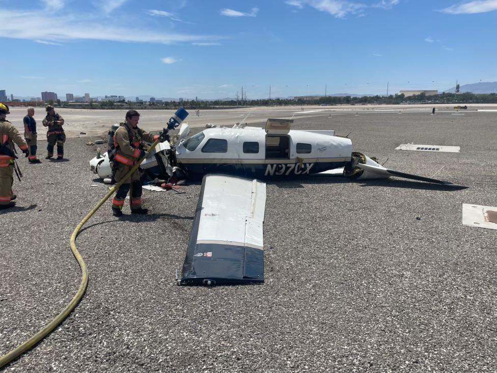 Rozbity Piper PA-46-350P Malibu Mirage na lotnisku w Las Vegas (fot. CNLV Fire Department, Twitter)