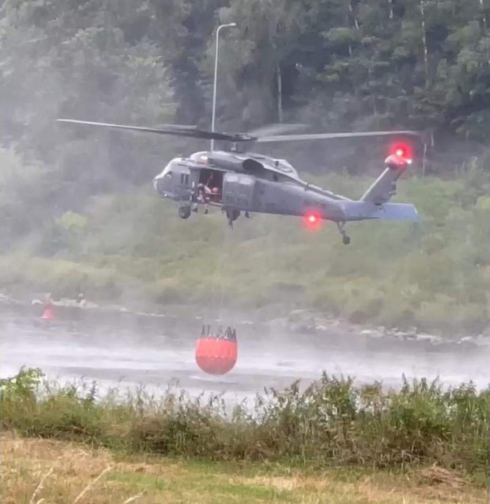 S-70i Black Hawk podczas działań przy gaszeniu pożarów lasów w Czechach (fot. kadr z filmu Armybutik, Facebook)