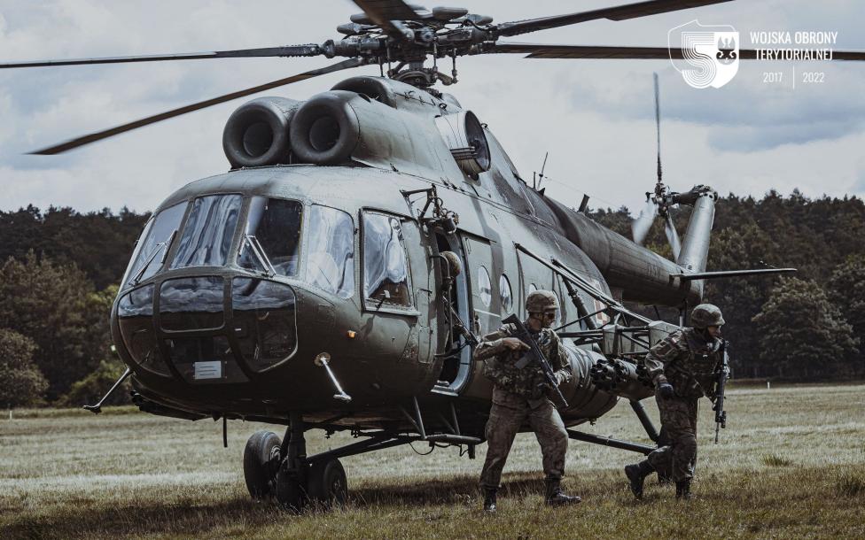 Szkolenie z procedur współdziałania ze śmigłowcem Mi-8 na poligonie w Wędrzynie (fot. WOT)