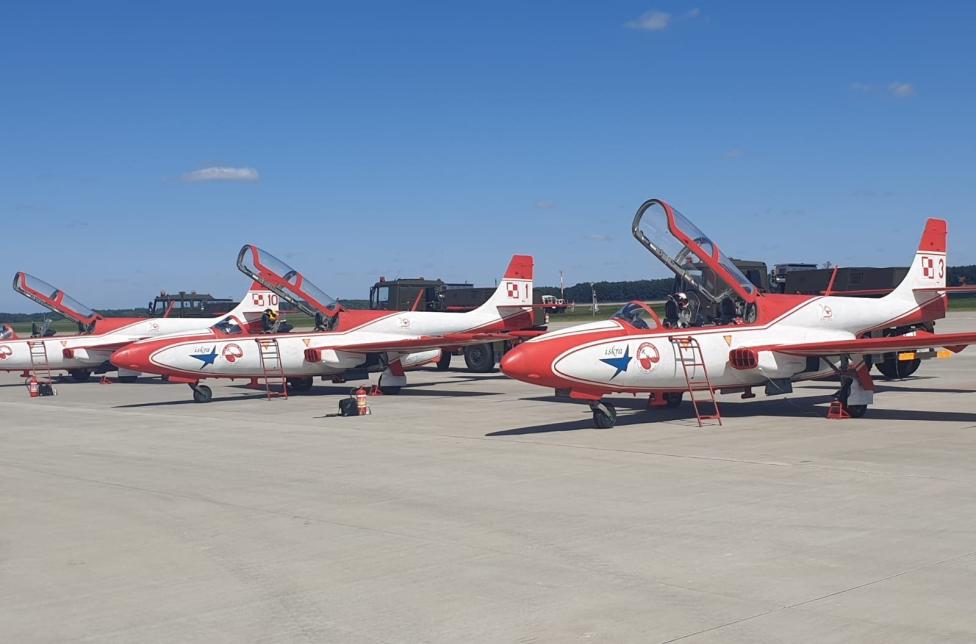 Trzy samoloty TS-11 ISKRA na płycie lotniska w Dęblinie (fot. 4 Skrzydło Lotnictwa Szkolnego, Facebook)