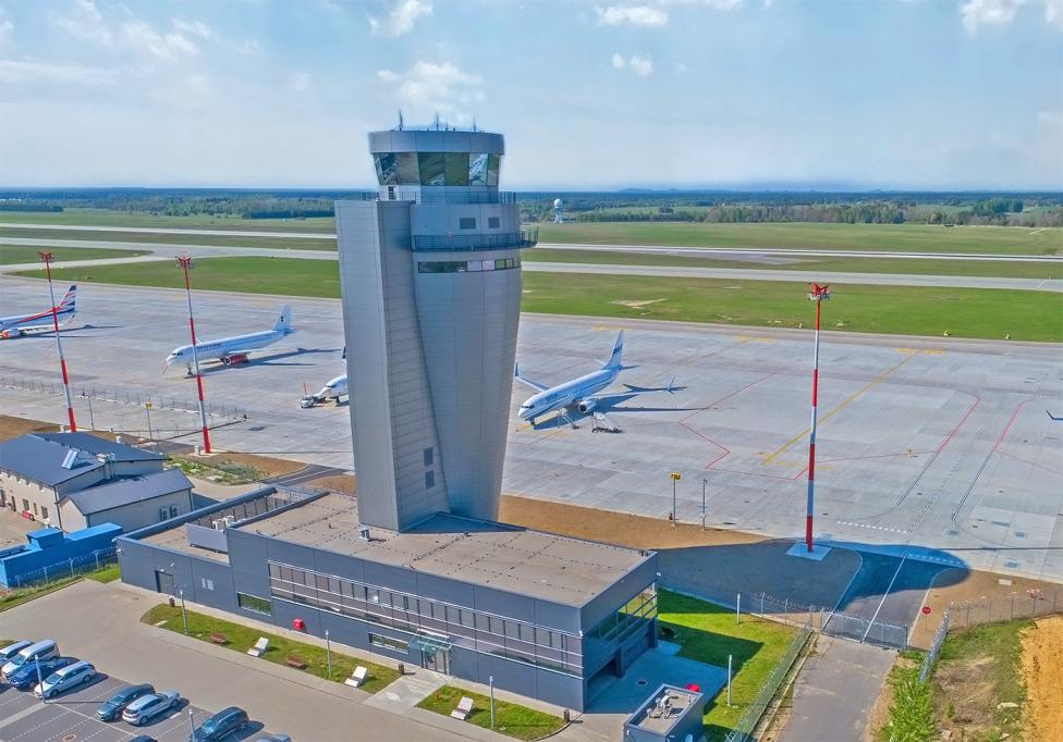 Wieża kontroli lotów na lotnisku w Katowicach - w tle płyta postojowa i pas startowy (fot. PAŻP)