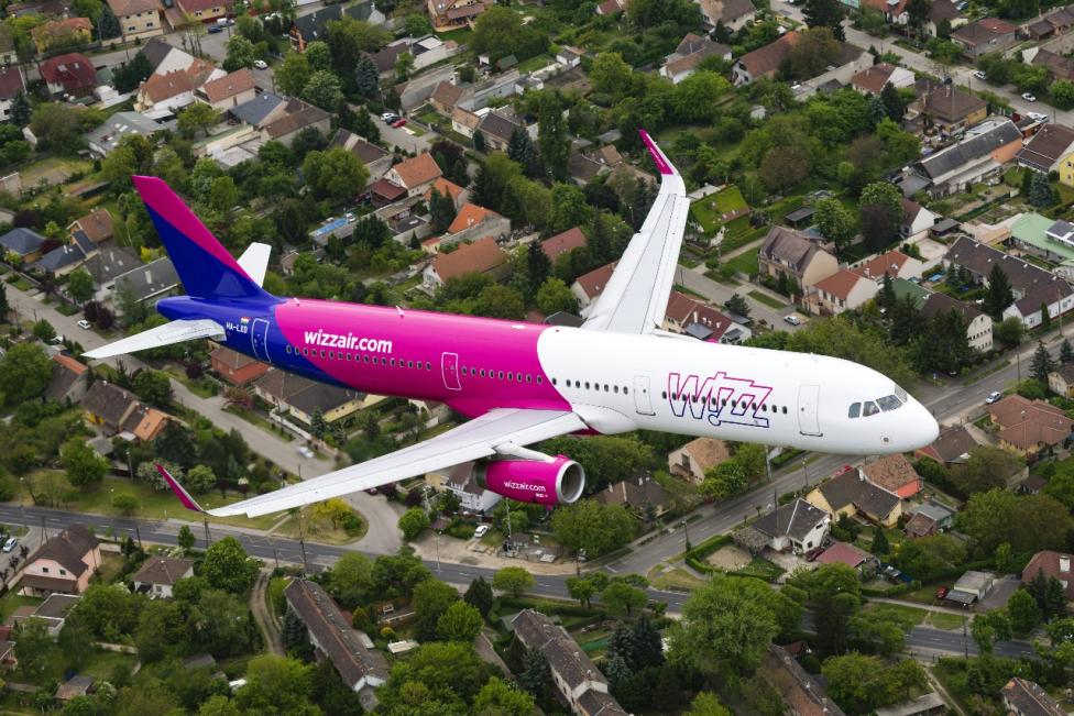 A321 linii Wizz Air w niskim locie nad miastem - widok z góry (fot. Wizz Air)