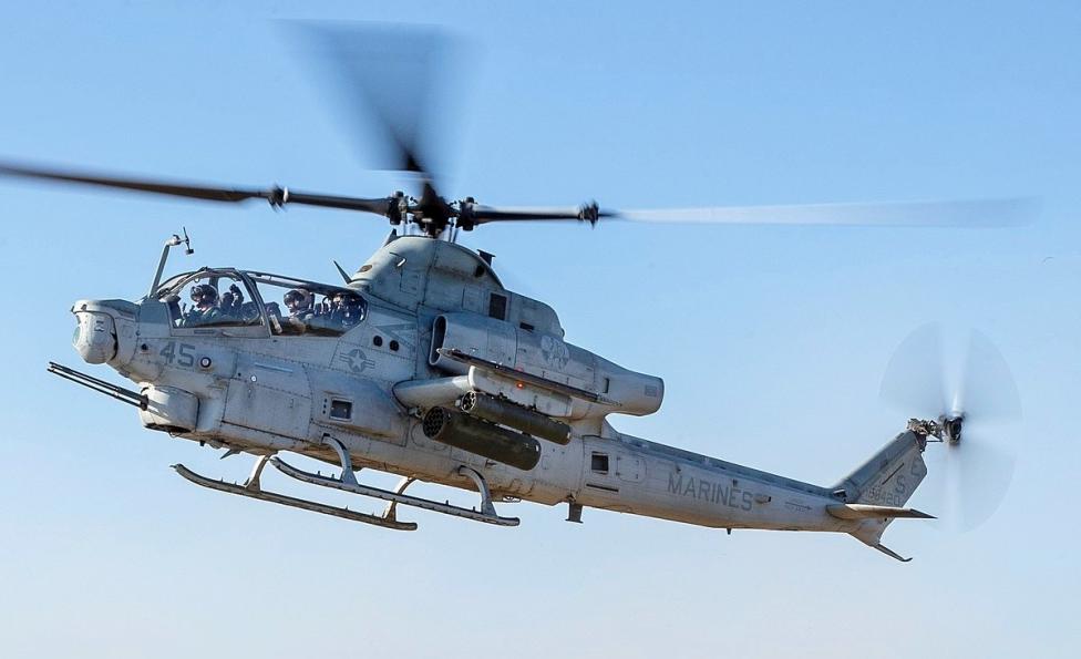 AH-1Z Viper należący do USA - w locie (fot. Lance Cpl. Clare J. McIntire, Domena publiczna, Wikimedia Commons)