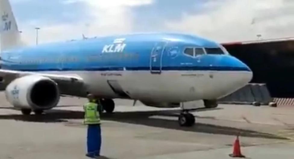 B737 KLM po lądowaniu z otwartym bagażnikiem