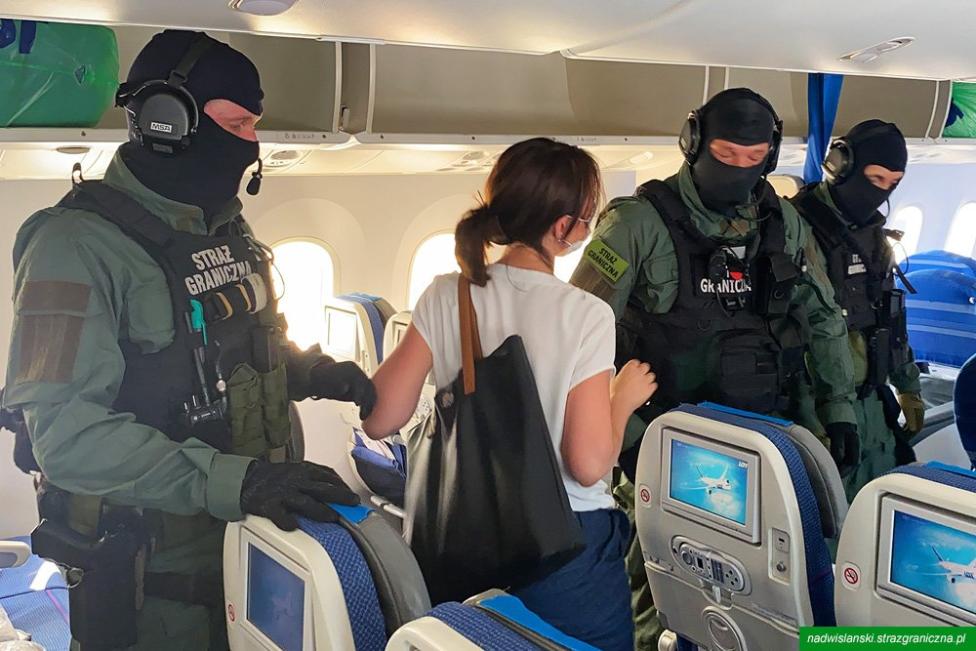 Interwencja funkcjonariuszy Straży Granicznej wobec pasażerki na pokładzie samolotu (fot. Nadwiślański OSG)