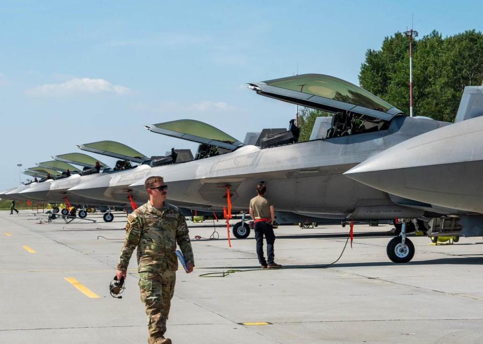 Myśliwce F-22 Raptor na płycie lotniska w 32. Bazie Lotnictwa Taktycznego w Łasku (fot. 32. Baza Lotnictwa Taktycznego)