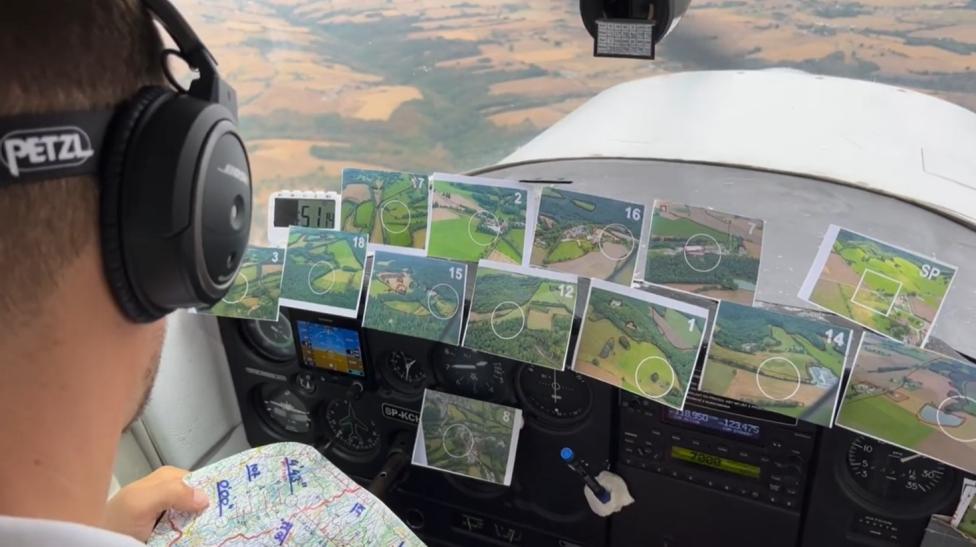 Pilot w samolocie podczas konkurencji nawigacyjnej (fot. kadr z filmu Marcin Chrząszcz - Polish Flying Team)
