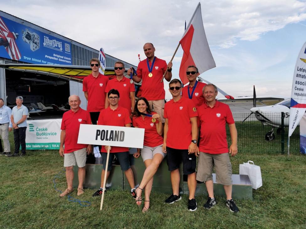Polska ekipa z medalami na Mikrolotowych Mistrzostwach Świata FAI w czeskim Hosin (fot. Aeroklub Polski)