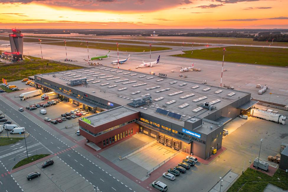 Port Lotniczy Katowice - widok z góry na terminal cargo, płytę i pas startowy (fot. Piotr Adamczyk)