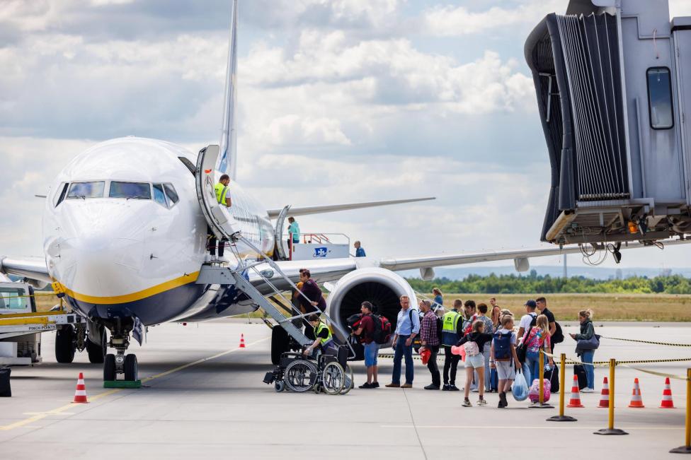 Port lotniczy Rzeszów-Jasionka - pasażerowie wchodzą do samolotu (fot. Port Lotniczy Rzeszów-Jasionka)