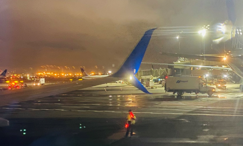 samolot United Airlines na lotnisku w Newark