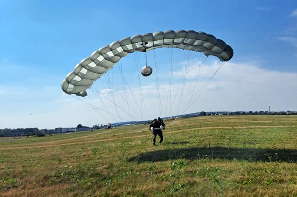Skoki spadochronowe na terenie 49 Bazy Lotniczej w Pruszczu Gdańskim