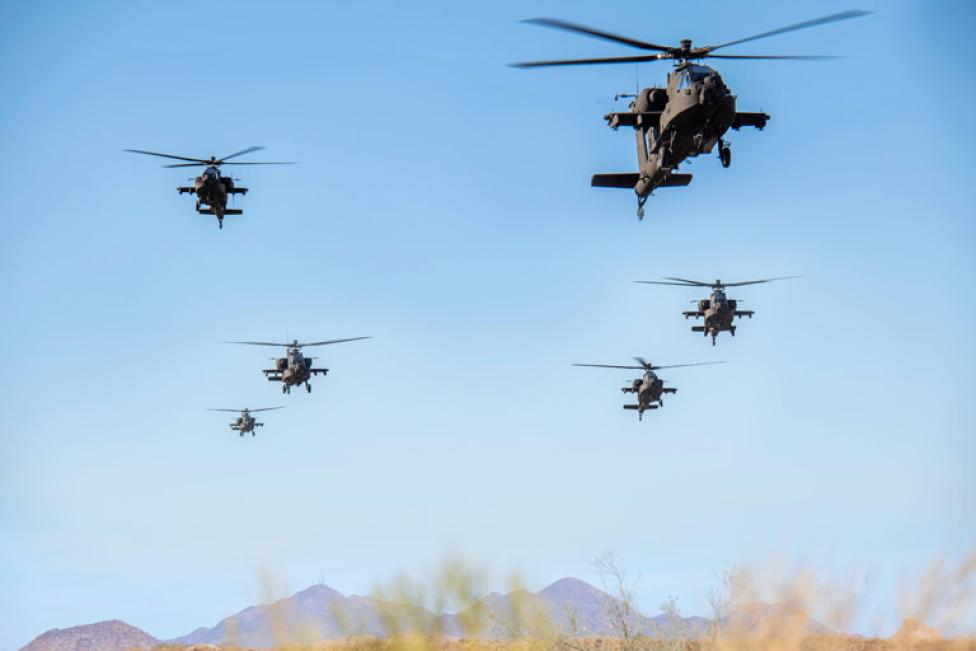 Śmigłowce szturmowe H-64E Apache w locie (fot. Boeing)