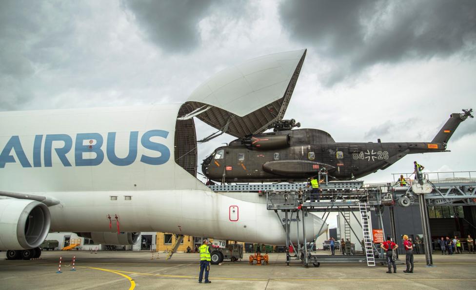 Śmigłowiec CH53 ładowany na pokład Belugi podczas testów przeprowadzonych w zakładzie Airbusa w Manching. (fot. Airbus Defence and Space GmbH 2022)