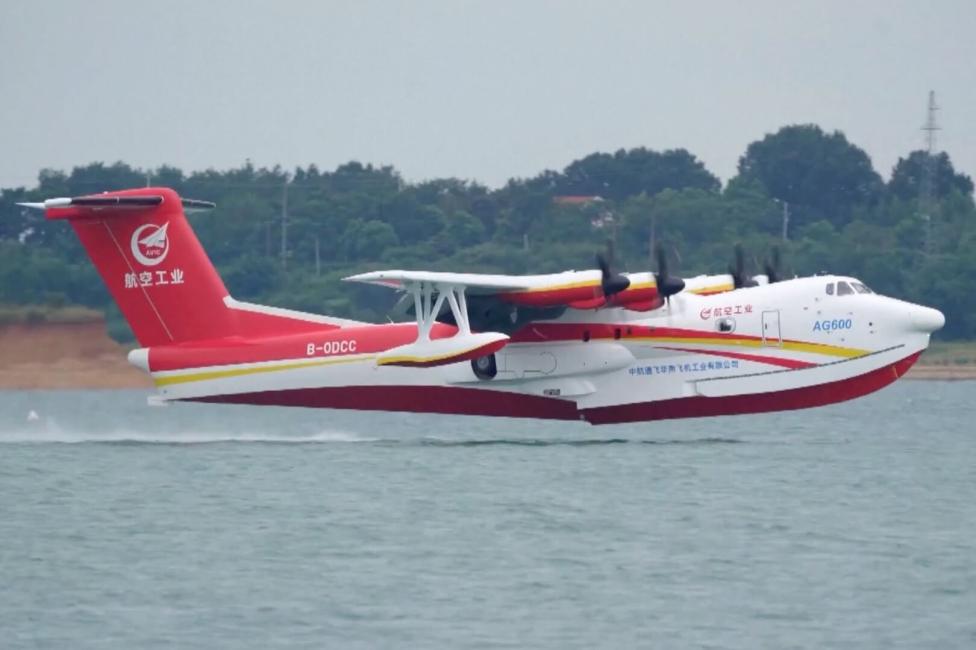 AG600M - lądowanie na wodzie (fot. AVIC)