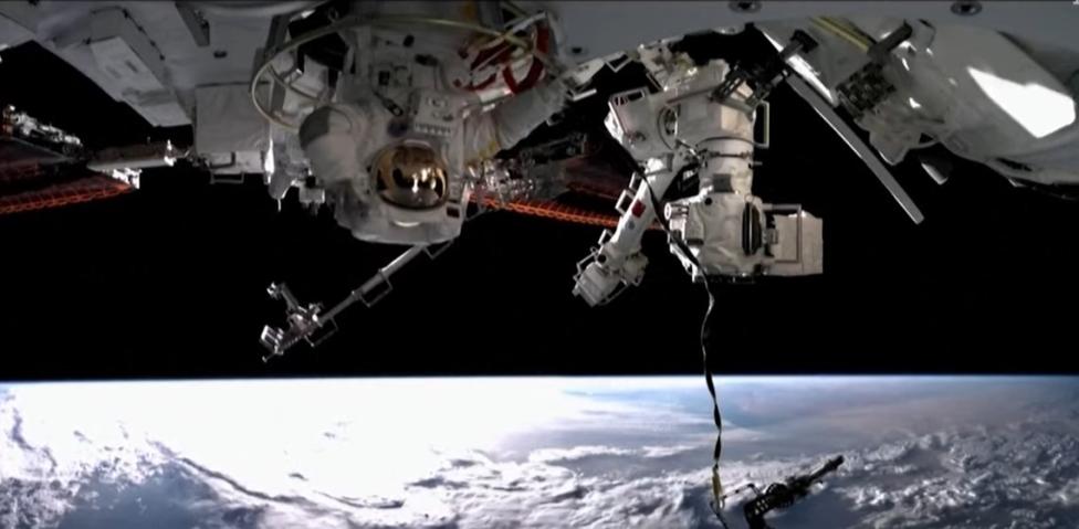 Chiński astronauta podczas spaceru kosmicznego przy stacji Tiangong (fot. kadr z filmu na youtube.com)