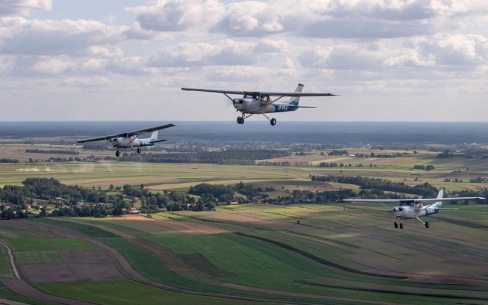 Fly Rajd - trzy samoloty w locie (fot. Navcom Systems Fly Flying Academy)