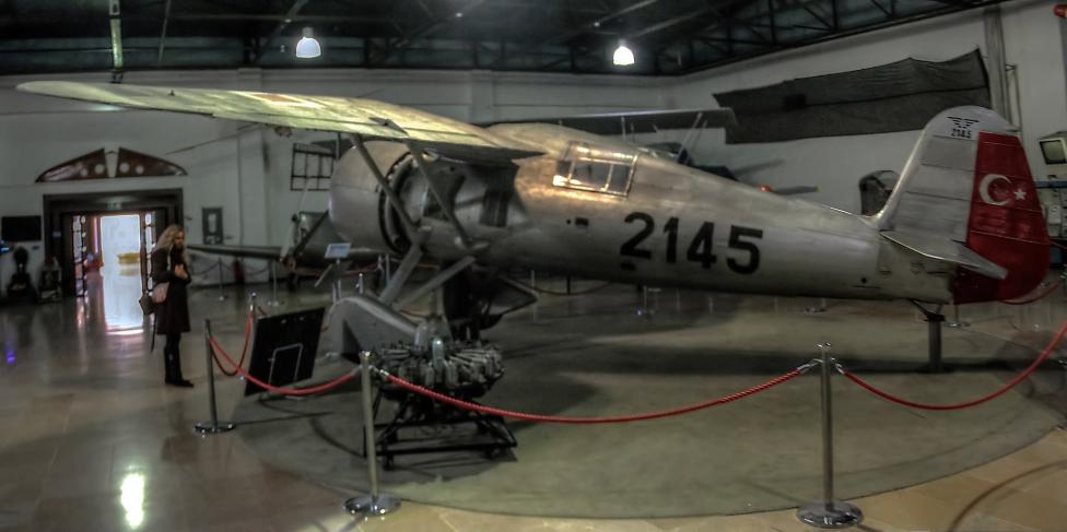 Jedyny zachowany egzemplarz PZL P.24 na ekspozycji w muzeum lotnictwa w Stambule (fot. Vtgbart, CC BY-SA 3.0, Wikimedia Commons)