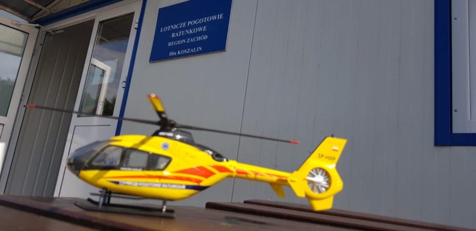 Model śmigłowca EC135 LPR przed bazą HEMS w Koszalinie (fot. Lotnicze Pogotowie Ratunkowe)