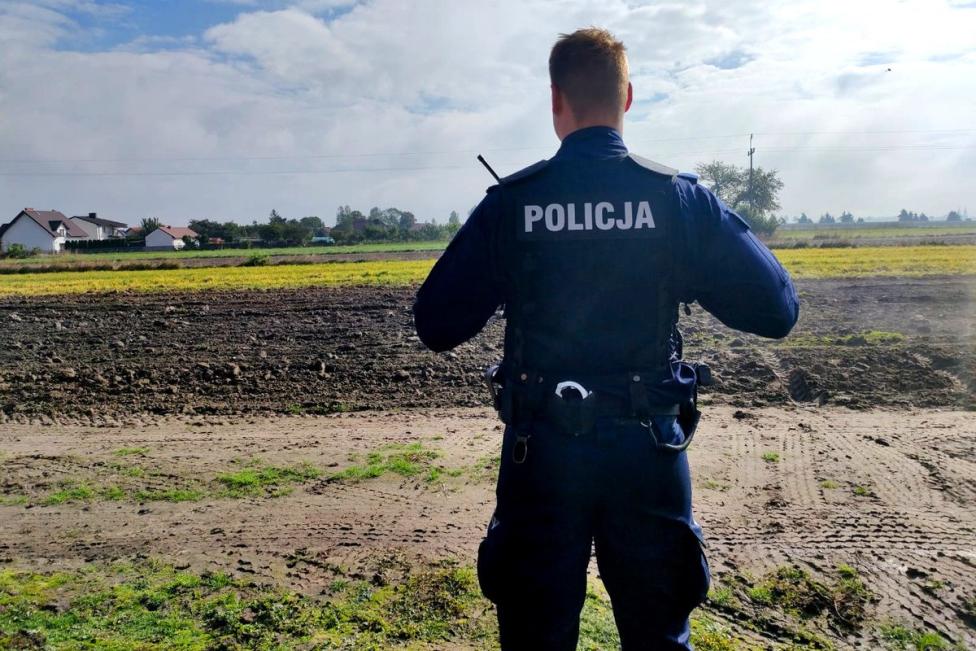 Policja na miejscu wypadku podczas skoków spadochronowych w Longinówce (woj. łódzkie) (fot. KWP w Łodzi)