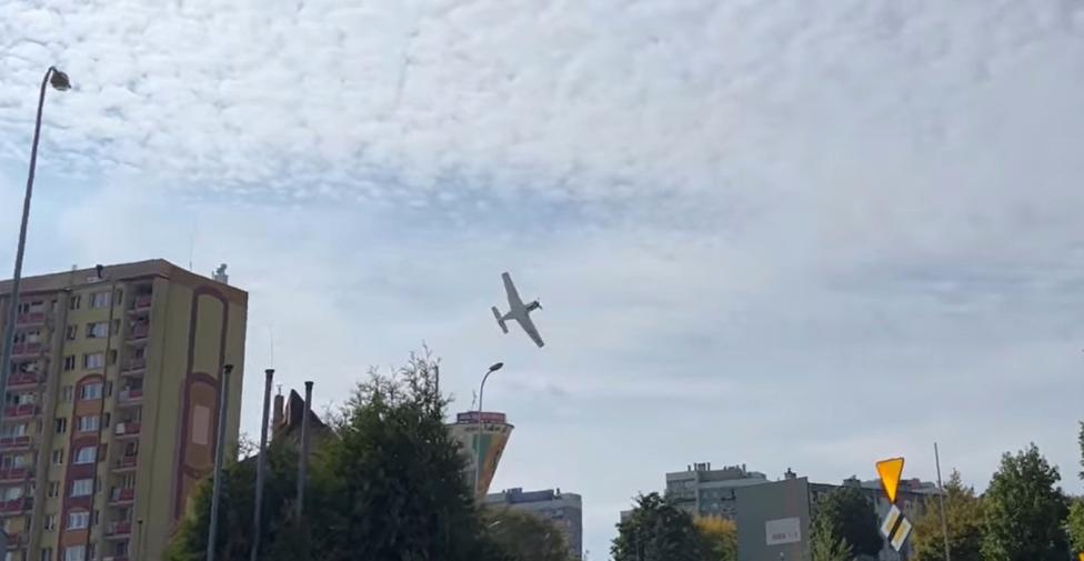 Samolot typu Beechcraft A36 Bonanza z dużą prędkością latał tuż nad blokami Przylesia w Lubinie (fot. kadr z filmu na Facebook)
