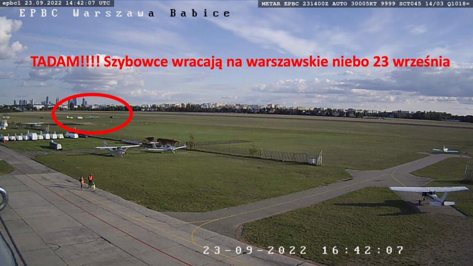 Szybowce wracaja na lotnisko Babice (fot. dlapilota.pl)