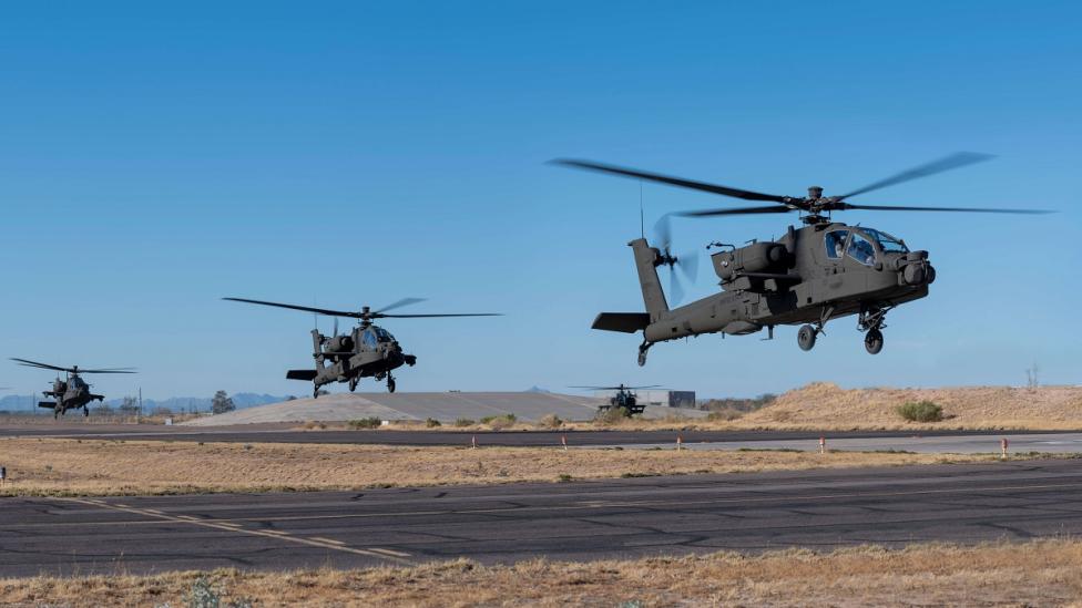 Trzy śmigłowce AH-64E APACHE w najnowszej wersji GUARDIAN w locie (fot. Boeing)