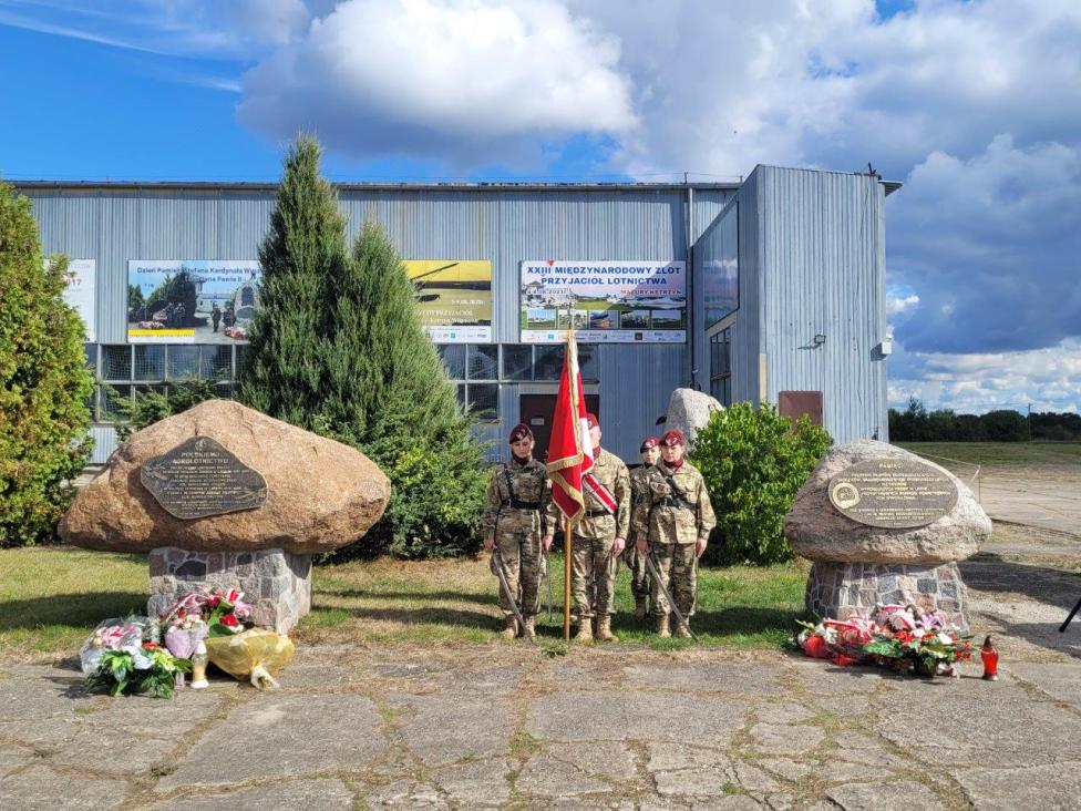 Uroczystość odsłonięcia obelisków z tablicami dedykowanymi dla upamiętnienia Agrolotnictwa i Pilotów Doświadczalnych (fot. lotniskoketrzyn.pl)