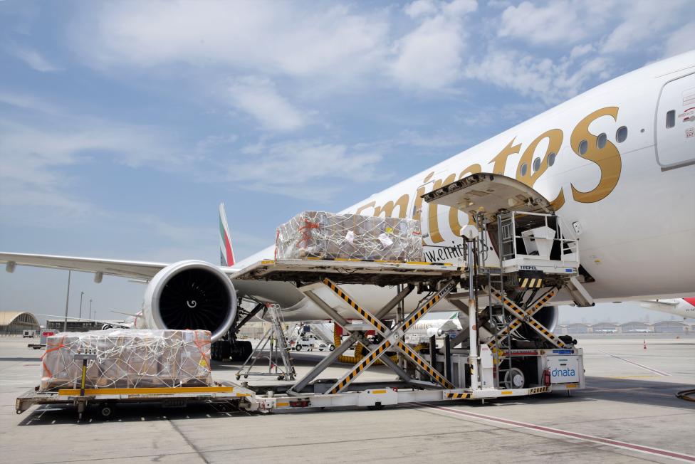 Załadunek samolotu linii Emirates SkyCargo (fot. Emirates)