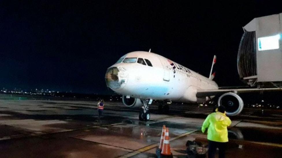 A320 linii LATAM uszkodzony przez burzę, fot. avherald
