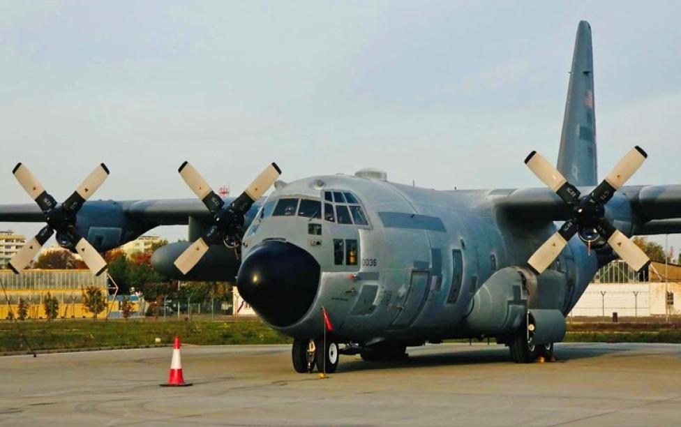Hercules C-130H na lotnisku - widok z przodu (fot. WZL nr 2)