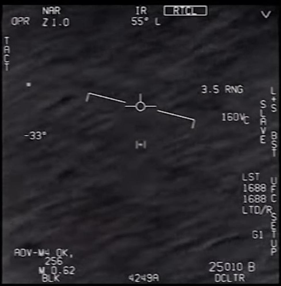 Kadr z nagrania marynarki wojennej z 2015 roku, odtajnionego przez Pentagon, pokazuje "niewyjaśnione zjawisko lotnicze" (fot. kadr z filmu na youtube.com)