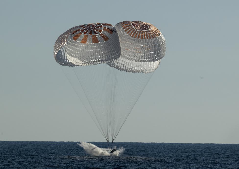 Kapsuła SpaceX Crew Dragon ląduje na Oceanie Atlantyckim u wybrzeży Jacksonville na Florydzie (fot. NASA, Bill Ingalls)
