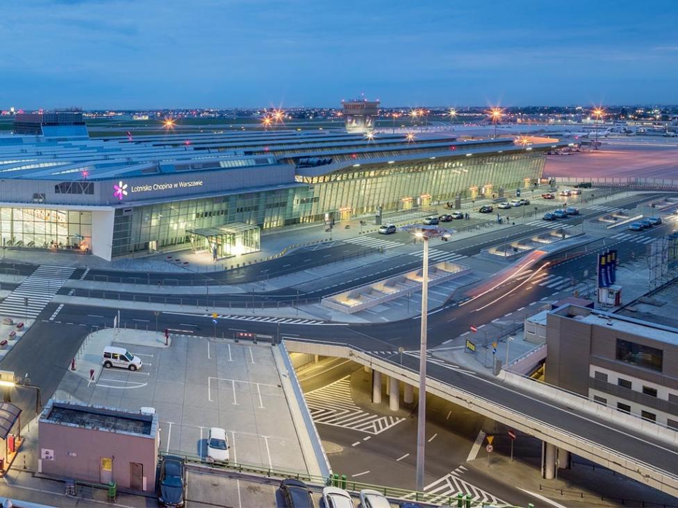 Lotnisko Chopina - widok z góry na terminal i ulicę (fot. Lotnisko Chopina)