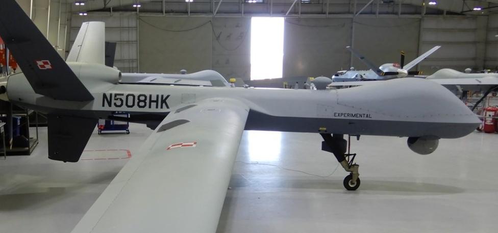 MQ-9A Reaper w hangarze z polskim oznakowaniem (fot. General Atomics)