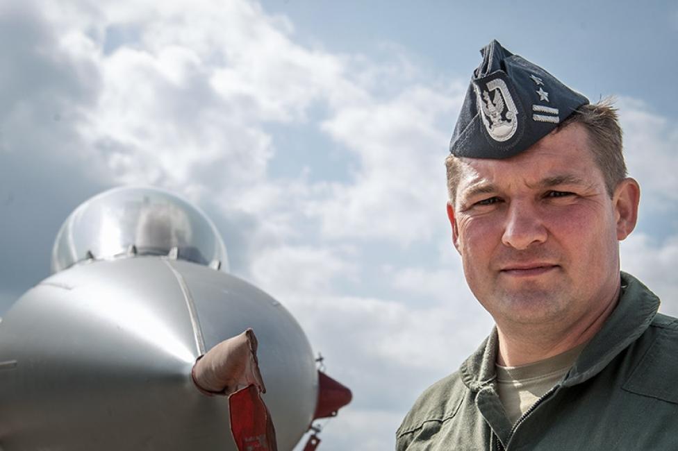 Płk pil. Michał Kras, pilot F-16 z 32 Bazy Lotnictwa Taktycznego, przy samolocie (fot. mjr Michał Kolad, 32 BLT)