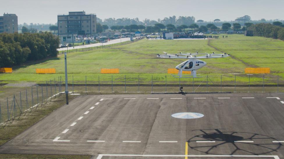 Pierwszy lot załogowy elektrycznego helikoptera miejskiego Volocopter na rzymskim lotnisku Fiumicino (fot. Volocopter)