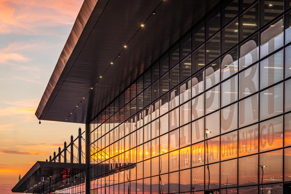 Port Lotniczy Katowice - terminal z bliska o zachodzie słońca (fot. Piotr Adamczyk)